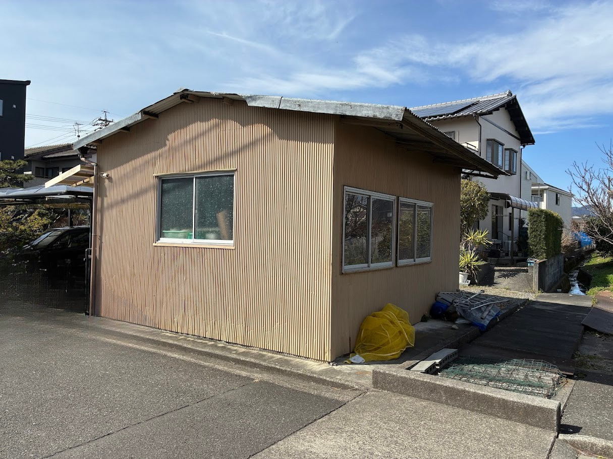 倉庫を、明るく清潔な外観へ。屋根・外壁板金張替工事