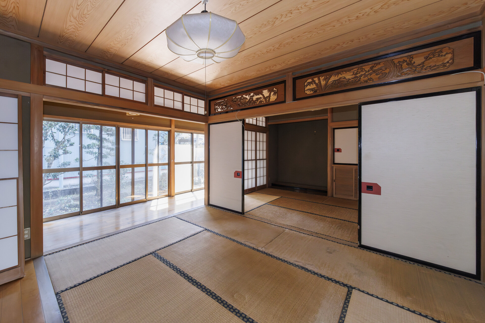 縁側のある二間続きの和室を広々としたリビングにリノベーション