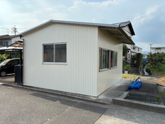 倉庫を、明るく清潔な外観へ。屋根・外壁板金張替工事
