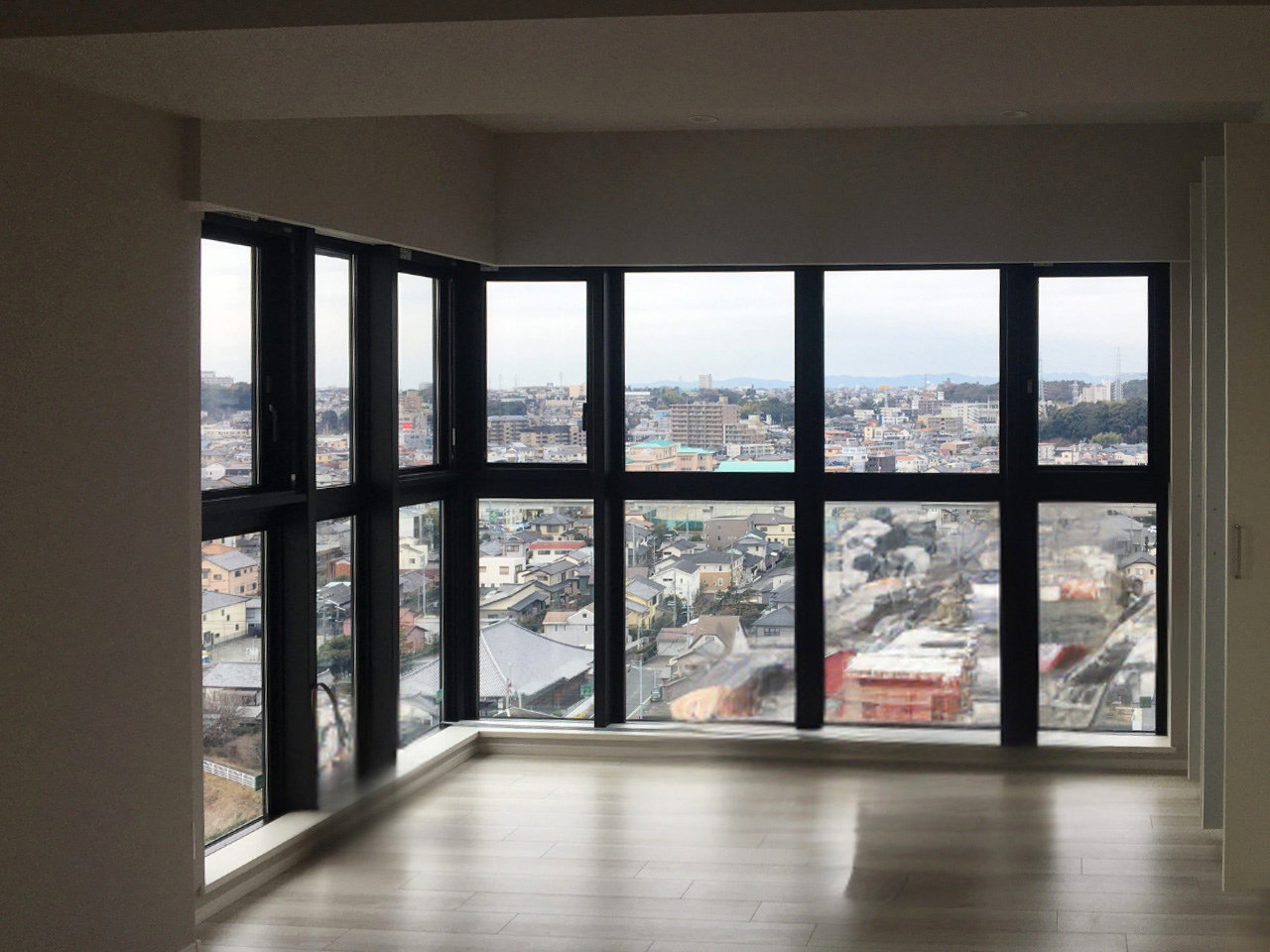 街の景色を90度以上見渡せる贅沢なリビング