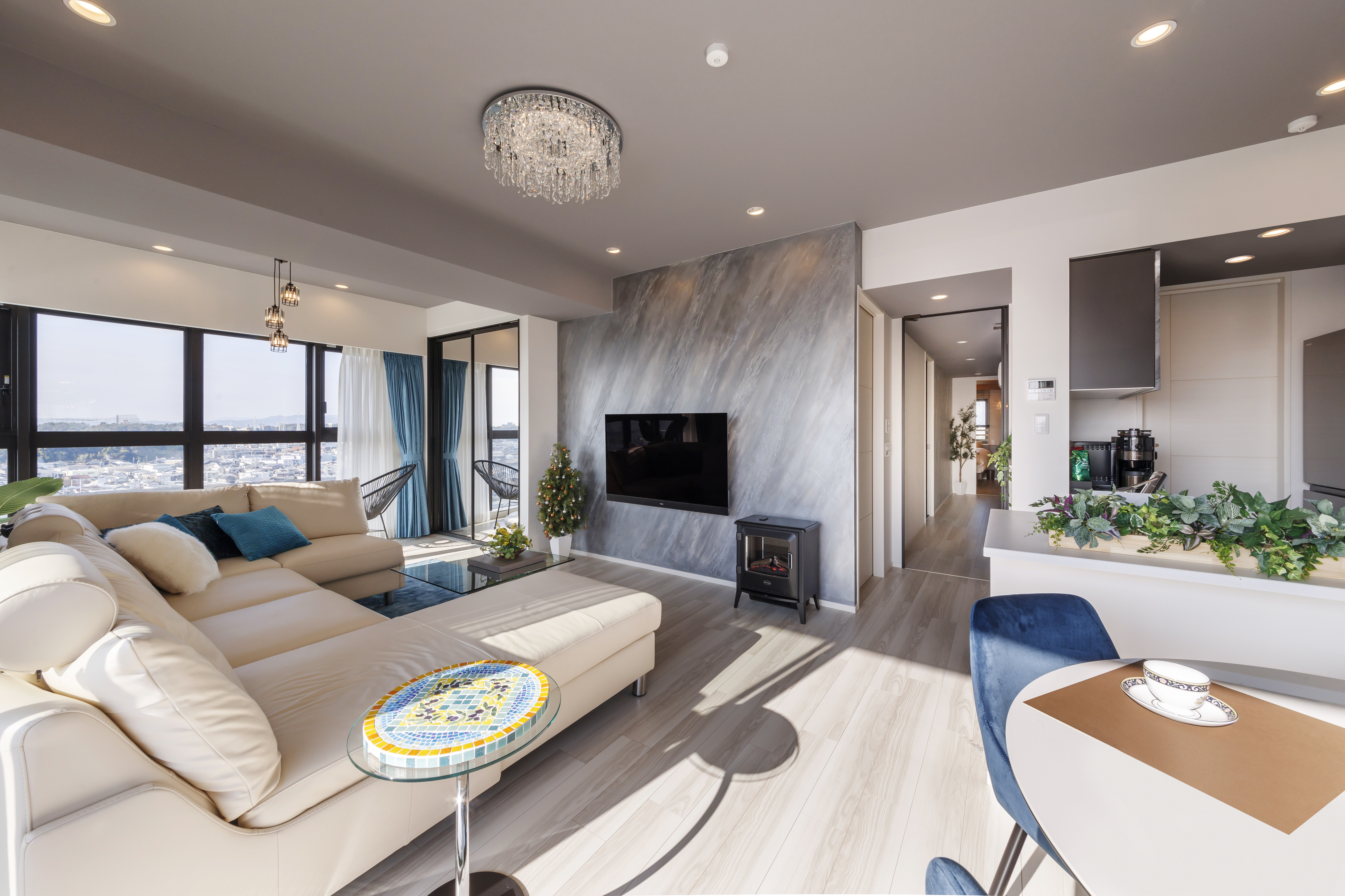 リビングの大きな壁面を美しく彩る