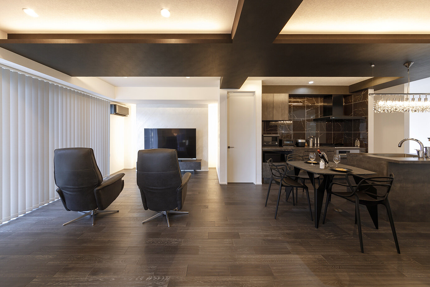 アクセントウォールや間接照明を施した空間演出